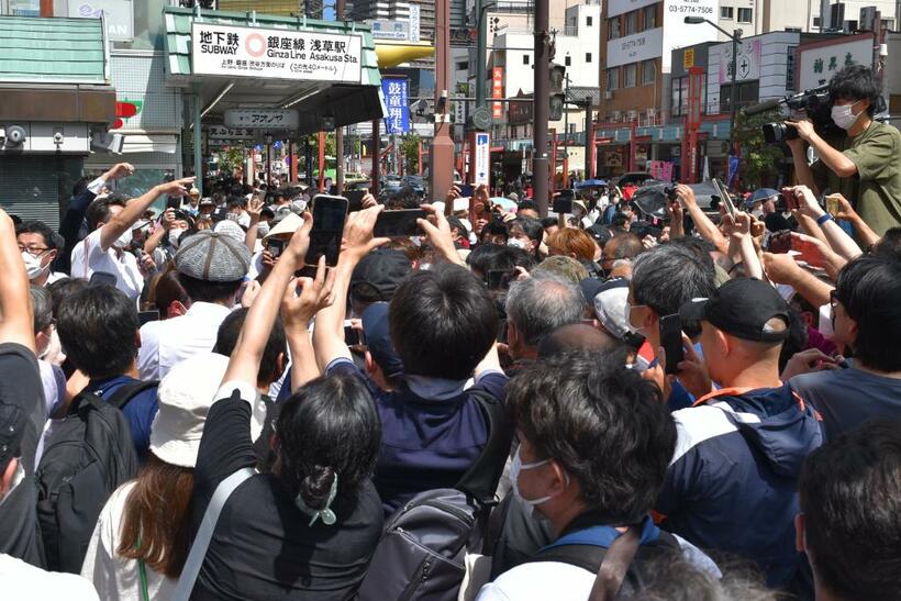 生稲晃子氏と今井絵理子氏の写真を撮影しようと殺到する人たち