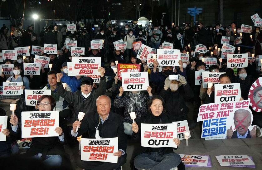 韓国政府が発表した解決策を批判し、市民団体がソウルで開いた集会の様子＝３月６日