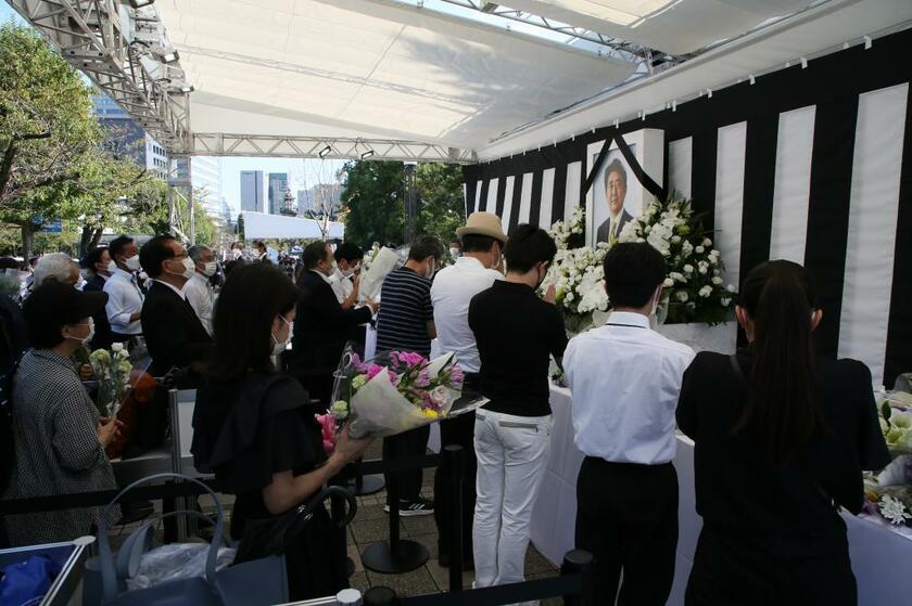 一般献花に訪れた人々。会場周辺には長い行列ができた＝9月27日、東京都千代田区