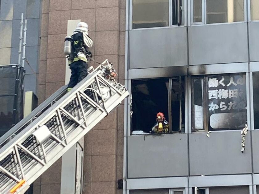 火災があった大阪市北区のビルで救出にあたる消防士たち（提供）