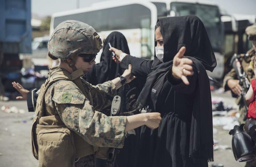 空港にたどり着いたアフガン市民の最終確認をする米海兵隊員／8月29日、カブールの国際空港（写真：米海兵隊提供）