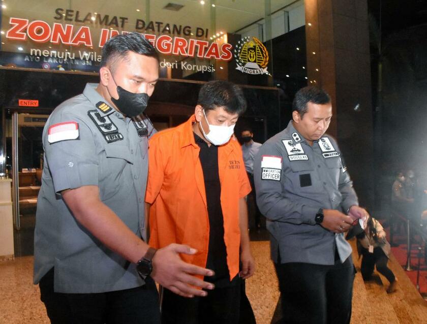 ６月２２日４時すぎ、インドネシア入国管理局の職員とともに空港に向かう谷口光弘容疑者（中央）／ジャカルタ