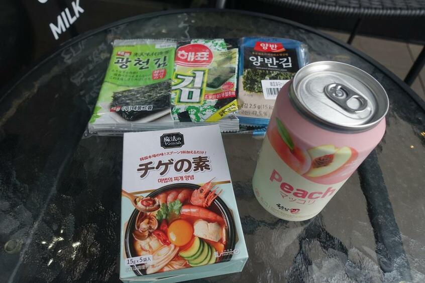 写真2:「韓国広場」で購入した韓国のりセット、マッコリ、チゲスープの素(撮影:工藤早春)