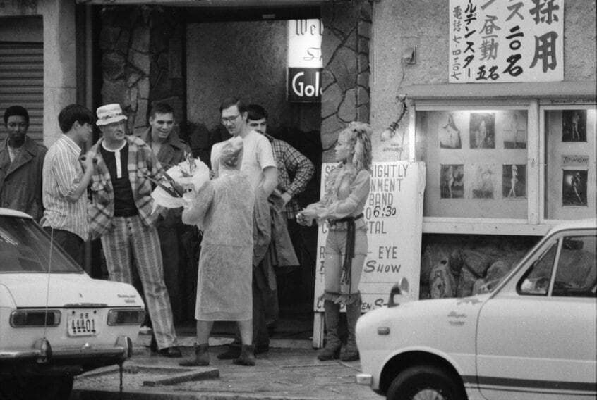 沖縄県コザのバーに集まる米兵たち(1972年、石川文洋さん撮影)