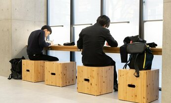 早稲田中高の新校舎に注目 プールは床暖房完備、図書館と食堂隣接の思い切った設計も