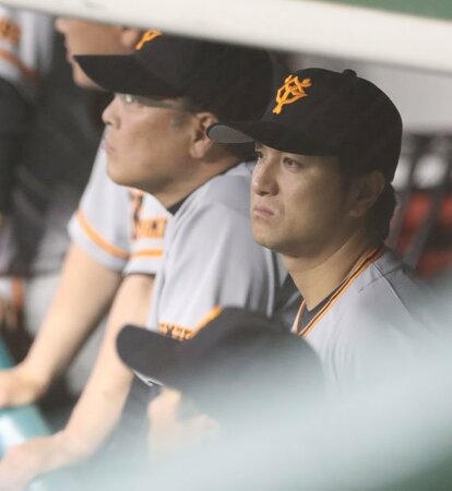 ベンチで浮かない表情を見せる高橋由伸監督(c)朝日新聞社