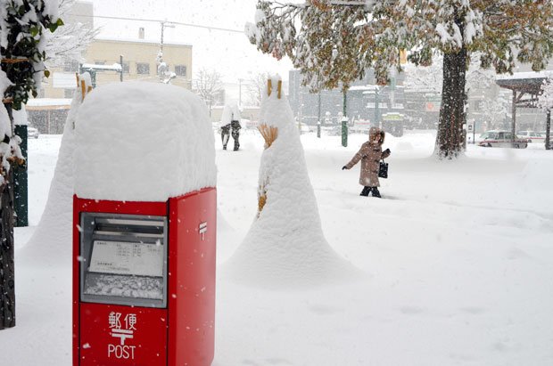 １１月１２日、真冬のような大雪が降った北海道の岩見沢駅前　（c）朝日新聞社　＠＠写禁