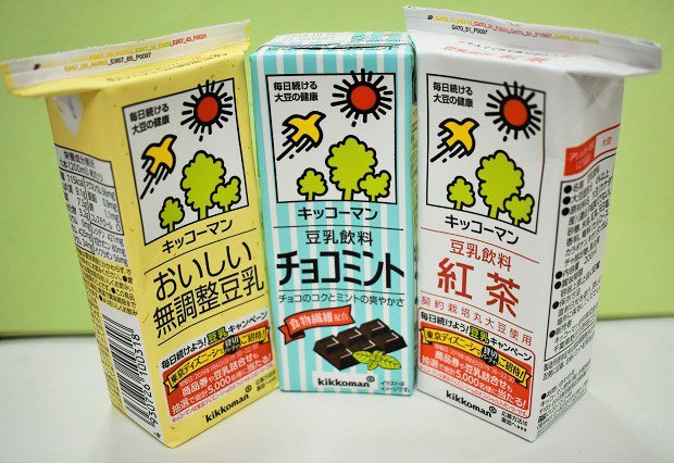 容器上部の横の部分を開いておくと、凍らせた後で中身を取り出しやすい(撮影・中川透)