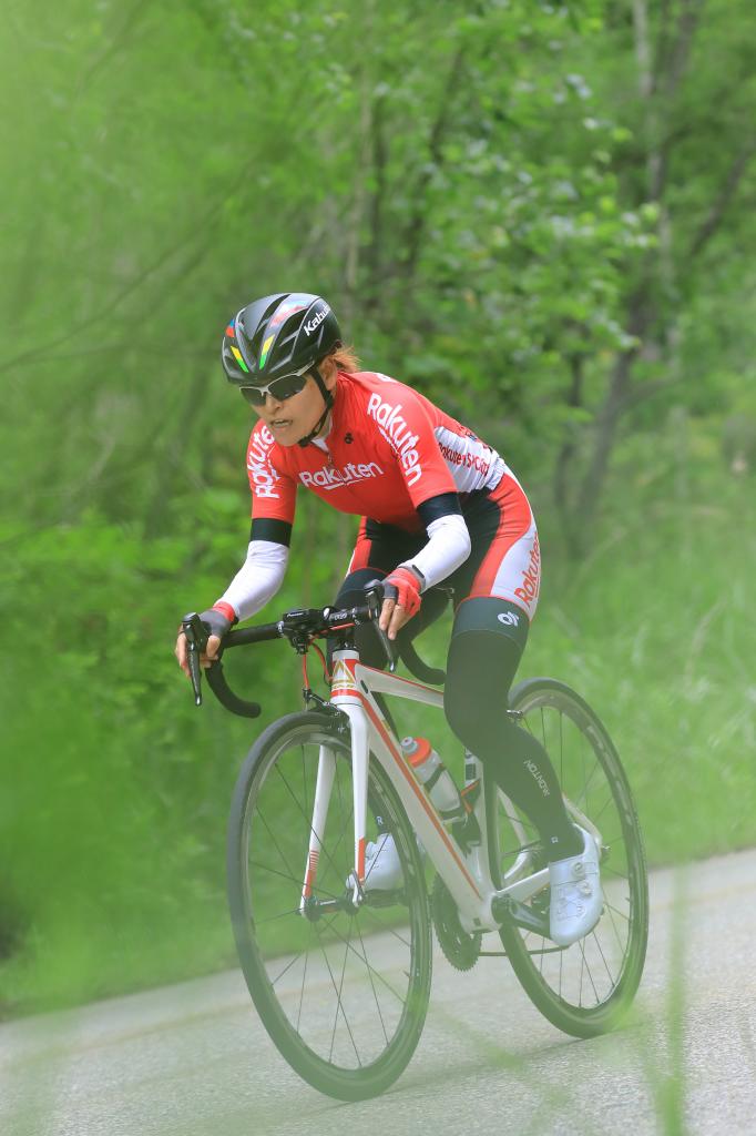 すぎうら・けいこ／1970年、静岡県掛川市生まれ。楽天ソシオビジネスに所属し薬剤師として楽天薬局に勤務。2016年のレース中に落車して高次脳機能障害と右半身にまひ。11カ月後にレースに復帰し、17年UCI（国際自転車競技連合）パラサイクリング・ロード世界選手権のタイムトライアル（TT）優勝。18年はW杯でTTとロードで全3戦3勝。ロード世界選手権でも2連覇し、UCIの年間表彰を日本人で初めて手にした（写真／写真部・松永卓也）