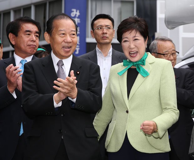 笑顔で話す小池百合子・東京都知事（右）と二階俊博・自民党幹事長　（ｃ）朝日新聞社