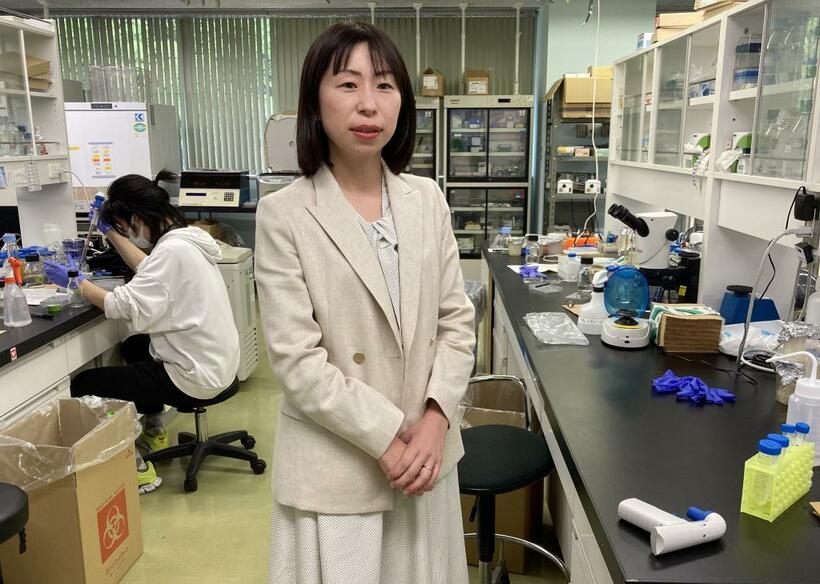 村松里衣子さん＝国立精神・神経医療研究センターの研究室