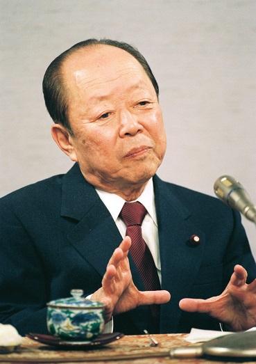 記者会見する宮沢喜一首相（当時）＝１９９２年４月