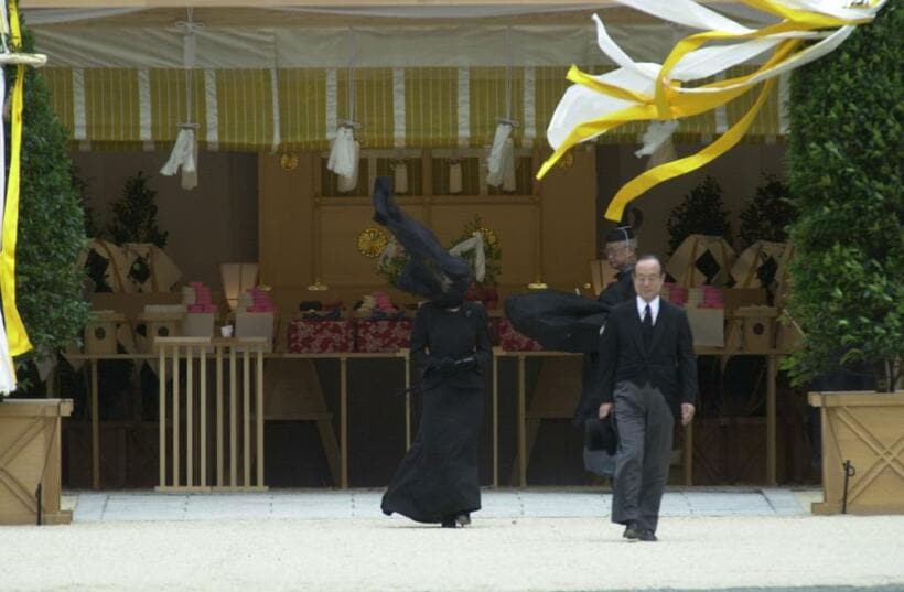 香淳皇后の葬儀で、皇后さまの長いベールが中を舞った＝２０００年７月　（ｃ）朝日新聞社
