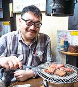 小関尚紀（こせきなおき）／１９７０年、大阪府生まれ。サラリーマン作家。趣味、焼肉。都内１４０店舗の焼肉店を訪問するなど独自研究、分析がこうじて、東洋経済オンラインで焼肉記事を連載。たちまち人気連載となった。焼肉は、メインの肉を焼き仕上げることを客に委ねられるケースが多い、減点法のグルメ。きっちり焼き上げないとせっかくの美味しい肉がもったいないことになってしまうのだが、今まで上手く焼くための指南書が存在しなかった。美味しい焼き方の技術を読者にシェアしたいというのが、本書を書く動機となった。筑波大学大学院ビジネス科学研究科博士課程後期中退。早稲田大学大学院（ビジネススクール）国際経営学専攻修了［経営学修士］。現在、都内企業に勤務しながら作家として活動。著書に、『「即判断」する人はなぜ成功するのか？』（サンマーク出版）、『世界一わかりやすいゲーム理論の教科書』（ＫＡＤＯＫＡＷＡ）などがある。