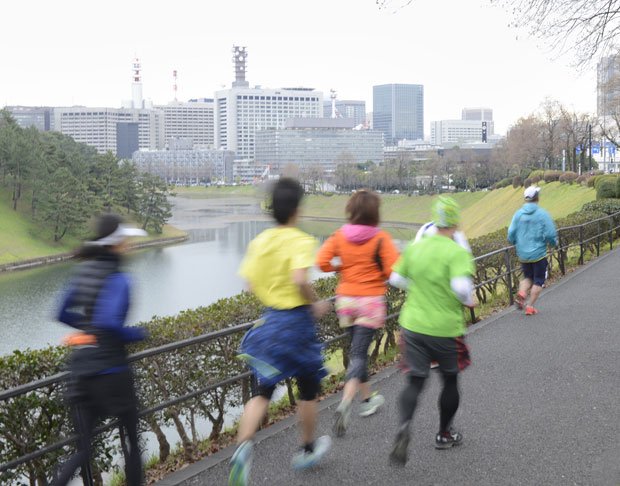 色とりどりのウェアで走る老若男女が引きも切らない休日の皇居周辺。近い将来はにぎやかな国際交流の場になるかも（撮影／門間新弥）
<br />