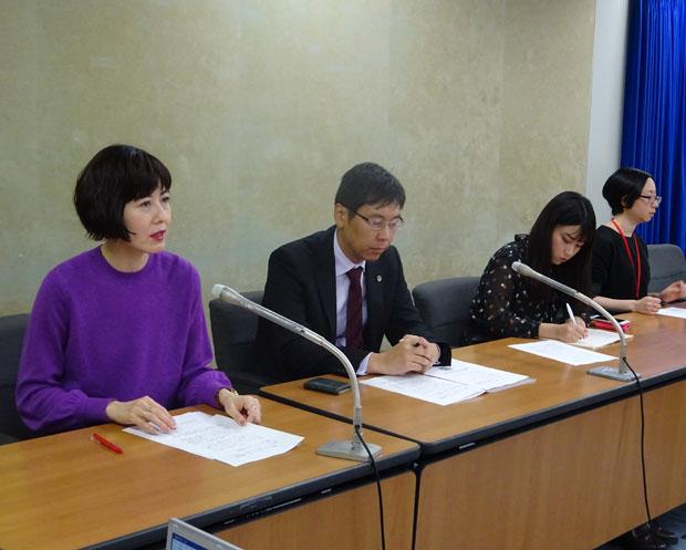 １１月１２日、キュカが厚生労働省に署名を提出。その後、小島さんらと共に記者会見を行い、就職ハラスメントの防止を訴えた　（ｃ）朝日新聞社