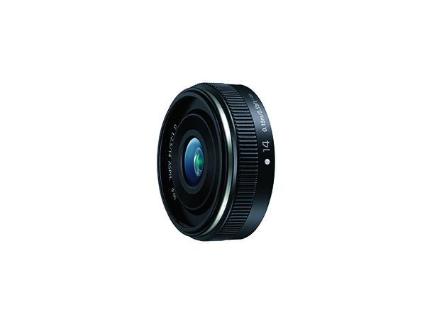 パナソニック　LUMIX G 14mm / F2.5 II ASPH.　重量わずか約55グラム。5群6枚構成のシンプルさ。線が少し太く厚ぼったいような描写をするけど、よい再現性だ。ボディーキャップと見まごうほどの薄さ。税込実売3万1550円