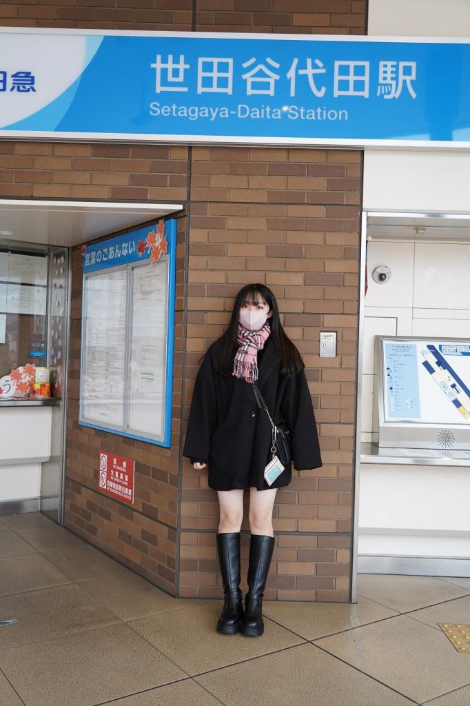 紬が想を待っていた世田谷代田駅西口の壁の前。写真は、三重県から来ていた女子高生（撮影/上田耕司）