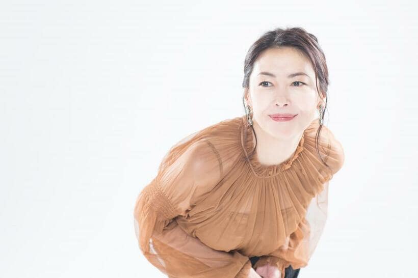 中山美穂（なかやま・みほ）／１９７０年生まれ。東京都出身。８５年、ドラマ・ＣＤデビュー。同年、日本レコード大賞最優秀新人賞を受賞。２０１６年には「魔術」で初舞台。現在、高田漣プロデュースによる約２０年ぶりのアルバム「Ｎｅｕｆ　Ｎｅｕｆ」が発売中。２０年３月１日には中野サンプラザで、３月７日にはＬＩＮＥ　ＣＵＢＥ　ＳＨＩＢＵＹＡでコンサートを開催。　［撮影／片山菜緒子（写真部）ヘアメイク／石田絵里子　スタイリスト／高木かなえ　衣装協力／ブチェラッティ（和光）］