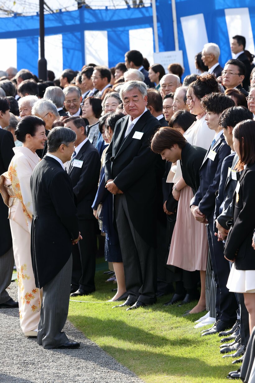秋の園遊会で懇談される天皇皇后両陛下＝2024年10月30日　赤坂御苑　JMPA