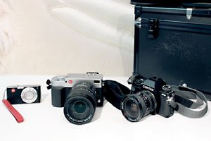 右からバリオ・ゾナー28～70ミリF3.5～4.5をつけたコンタックス アリア。祖父の影響で写真を始めたころにあこがれた待望のライカはデジルックス3。バリオ・エルマー14～150ミリF3.5～5.6は、コンパクトで10倍以上のズーミングができるので気に入っている。左はライカC-LUX3