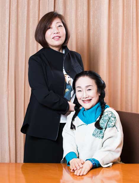 白石加代子さん（右）と林真理子さん（撮影／写真部・加藤夏子）