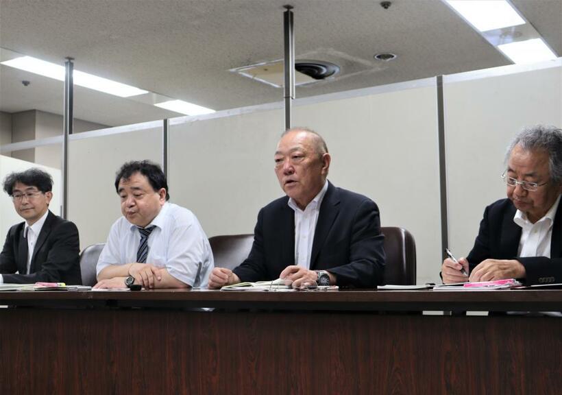 東京高裁判決後、記者会見する（右から）片岡明幸・部落解放同盟副委員長、西島藤彦・同委員長、指宿昭一弁護士、河村健夫弁護士＝２０２３年６月２８日、東京・霞が関、北野隆一撮影