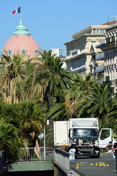 ７月１４日には仏ニースで、大型トラックが花火の見物客を多数はねた。射殺された実行犯はニース在住のチュニジア人の男。ＩＳはこの件でも犯行声明を出している　（ｃ）朝日新聞社
