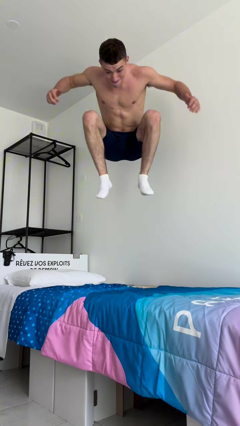 ベッドの上でジャンプするアイルランドの体操選手リース・マクレナハンさん。「テストに合格しました！」
（https://www.instagram.com/rhysmcc1/reel/C9pgQiytQYs/）