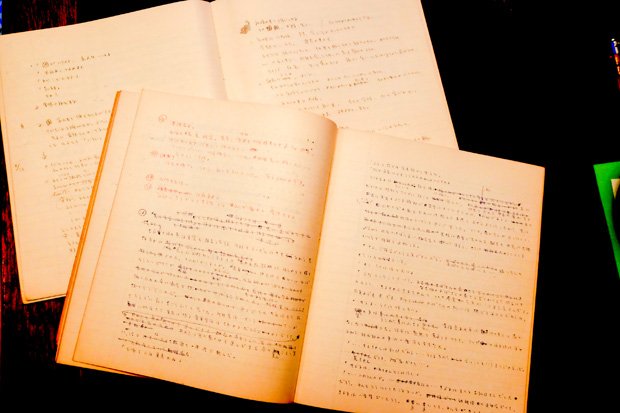 父は必ず丸善のノートに小説の原稿を書き、母がそれを原稿用紙に清書していました。行き詰まると、書くボールペンの色を替えていたようです。私もデビュー後しばらくは同じ丸善のノートを使用して執筆。写真手前が父の『心優しき叛逆者たち』の原稿を書いたもの、奥が私が『もう切るわ』を書いたもの