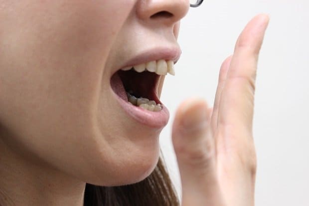 我慢しようとすると出てしまうあくび。都市伝説ではなく、科学的に根拠のある現象だという(撮影・鎌田倫子) 