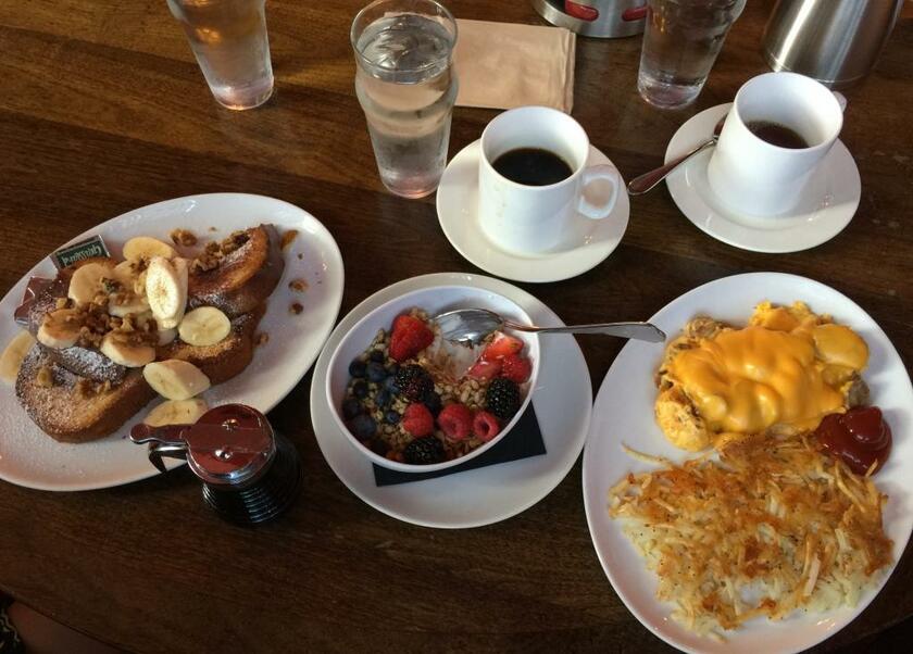 ロサンゼルスでの3人分の朝食（写真／筆者提供）