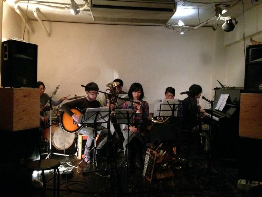 「yumbo」のライブ写真（一番右のピアノに向かっているのが澁谷さん　写真提供＿7 e.p.）