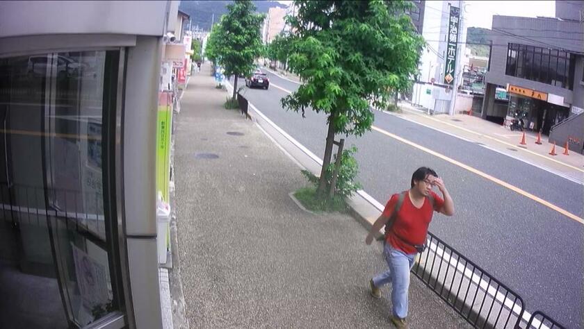 京都府宇治市内の防犯ビデオに映った青葉真司容疑者（提供）