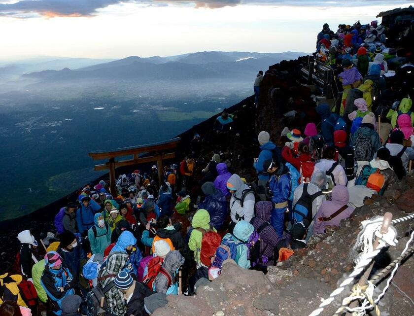 ご来光の時刻に合わせて多くの登山者が山頂を目指す（写真はイメージです）