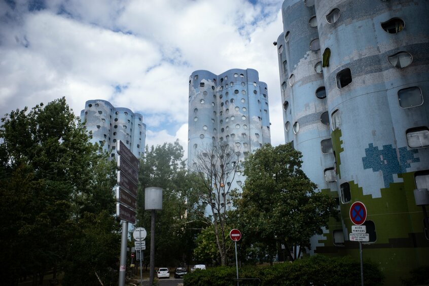 犠牲者のナエルが住んでいた公共団地パブロ・ピカソ近くの別の公共団地(撮影/柳下雄太)