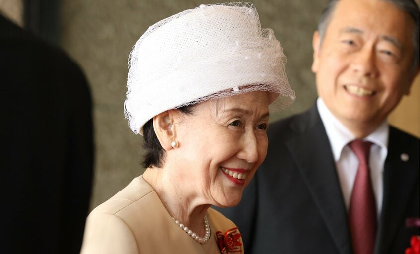 第50回フローレンス・ナイチンゲール記章授与式の会場に到着した常陸宮妃華子さま。白のバッグと手袋、繊細なチュールレースを重ねた帽子など白の効かせ方がエレガント=2025年7月31日午後1時27分ごろ