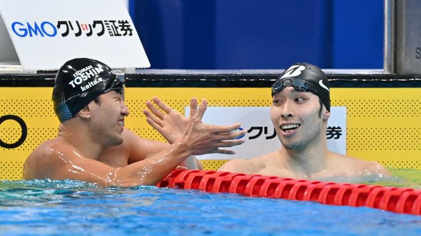 昨年12月の日本選手権男子200メートル個人メドレーを制した萩野公介(右) (c)朝日新聞社