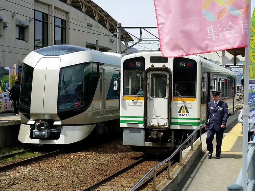 会津田島で会津鉄道と接続する特急「リバティ会津」。下今市~会津田島間は、普通列車の代わりに乗車券のみで乗車できる(C)朝日新聞社