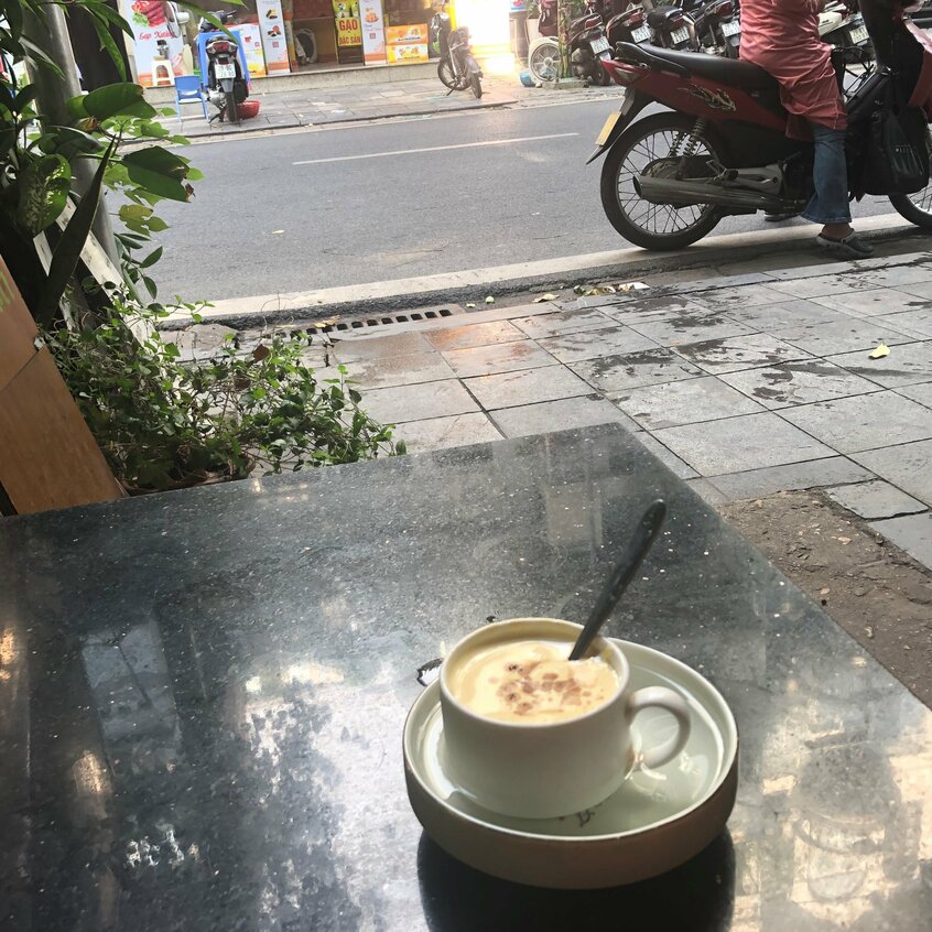 エッグコーヒーなるものを路上コーヒー屋で初体験。ホットを頼んだら何と湯せん!(写真/本人提供)
