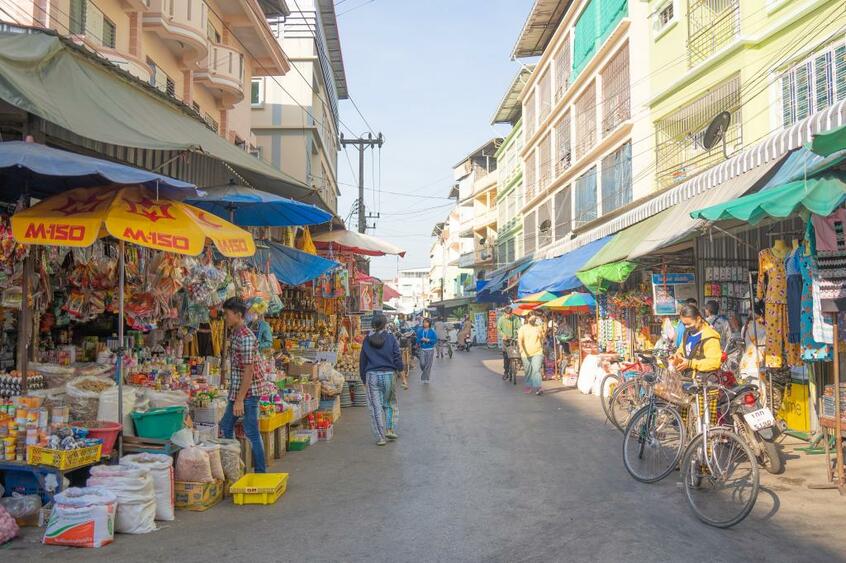 タイ北西部の国境の街メソトのミャンマー人街。国境貿易の中心地でもある同地域には現在、多くの民主派が逃れている(撮影・増保千尋)