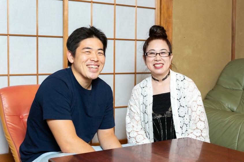 山口凌河選手(24)、山口文子さん(58)/山口(左、関彰商事所属)は攻撃力が強みのゴールボール日本代表内定選手。母の文子は、好奇心旺盛な山口が「やりたい」ということをかなえるために奔走し、和太鼓や三味線、三線、柔道など様々な挑戦を後押し、温かく見守ってきた(撮影/写真部・小黒冴夏)