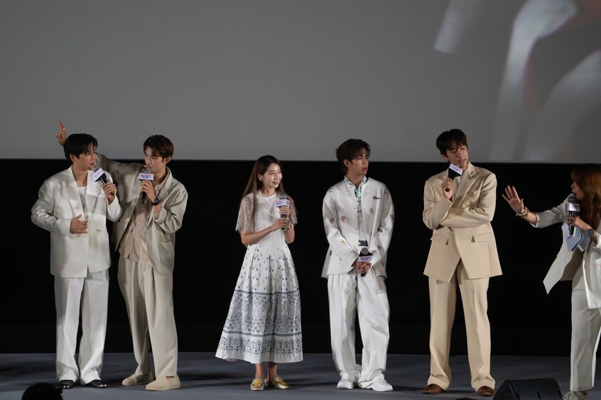 どのシーンがいちばんよかったかと聞かれた観客の答えから日本語を拾い、「かべどん?」と小首を傾げるマーチに、その場で“エア壁ドン”を実践して教える向井康二。右から、司会者、ユド、フルーク、ヒルの高校時代の同級生を演じたオカタ=スピチャヤ・ナ・ソンクラ