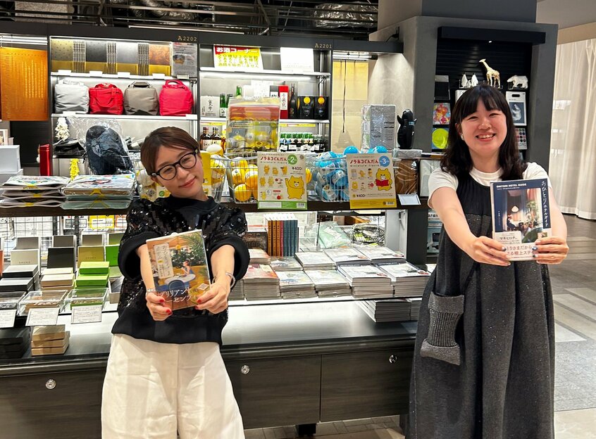 マキヒロチ先生（左）が、「しばらくはやらない」というリアルイベントを終えて記念撮影。「伝えたいことはマンガで伝えているので、おしゃべりはお休みにさせてもらおうという感じです」（マキ先生）
