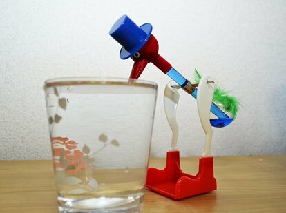 くちばしをぬらすと、延々と動き続ける水飲み鳥