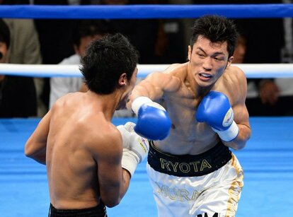 プロデビュー戦で必殺の右ストレートを繰り出す村田　（c）朝日新聞社　＠＠写禁