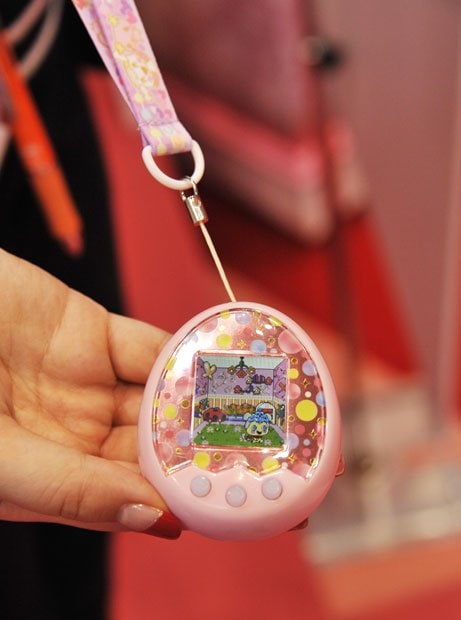 「東京おもちゃショー２０１６」で展示された「たまごっちみくす」。初代に比べ液晶がカラーになり大型化したが、デザインは２０年間ほぼ変わっていない（撮影／河嶌太郎）