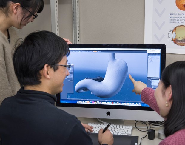 コンピューターで制作した3D画像を見る学生たち(撮影/楠本涼)
