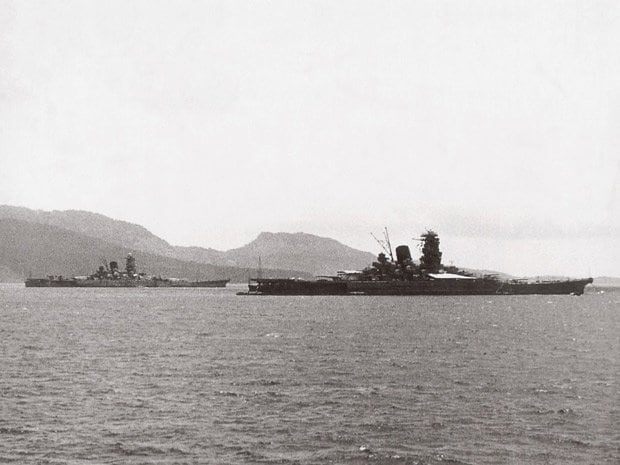 戦艦大和（左）と戦艦武蔵