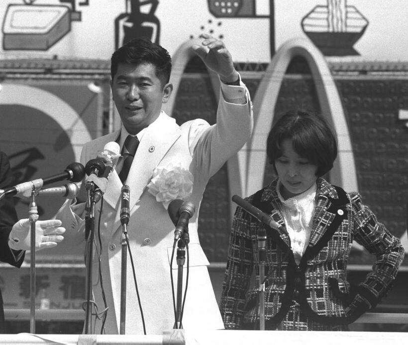 1975年の都知事選挙での石原慎太郎。沢木耕太郎の「シジフォスの四十日」は文春文庫の『馬車は走る』に収録されているが、残念ながら絶版中。読みたいと思う読者は、中古本で読むといい。